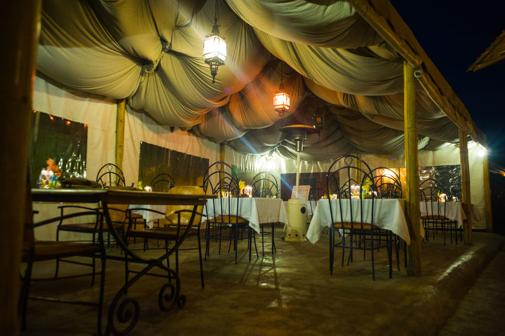 Restaurant les trois metis salle nuit extérieur